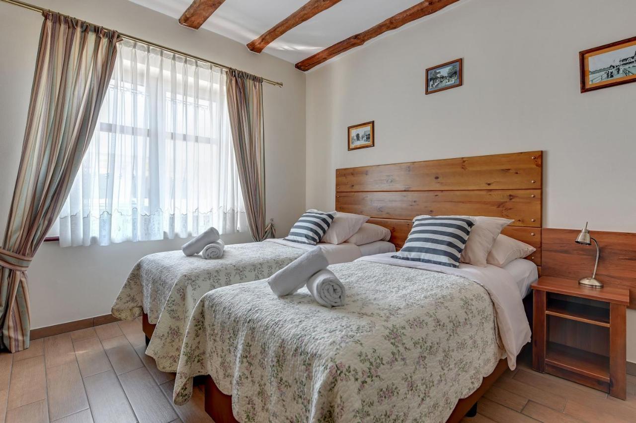 Villa & Restaurant Admiral Nelson Hel Bagian luar foto