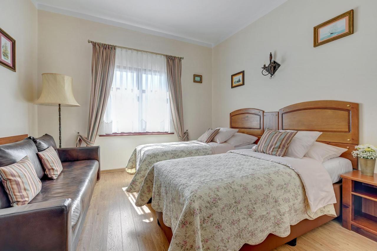 Villa & Restaurant Admiral Nelson Hel Bagian luar foto