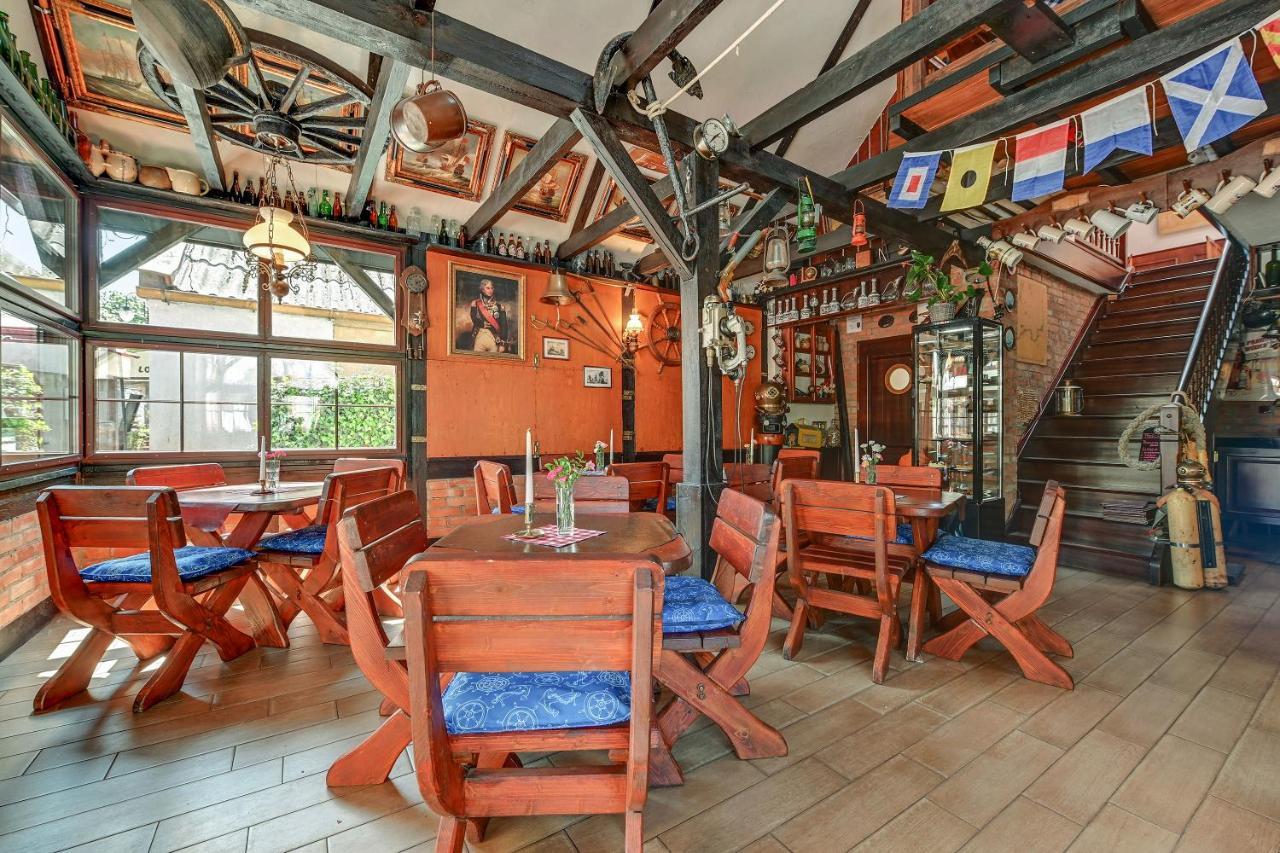 Villa & Restaurant Admiral Nelson Hel Bagian luar foto