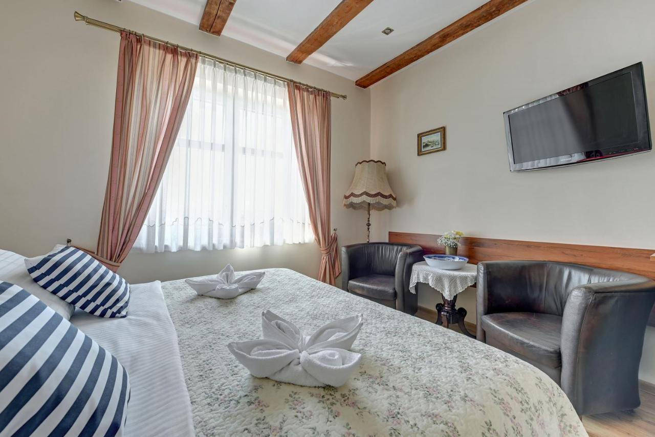 Villa & Restaurant Admiral Nelson Hel Bagian luar foto