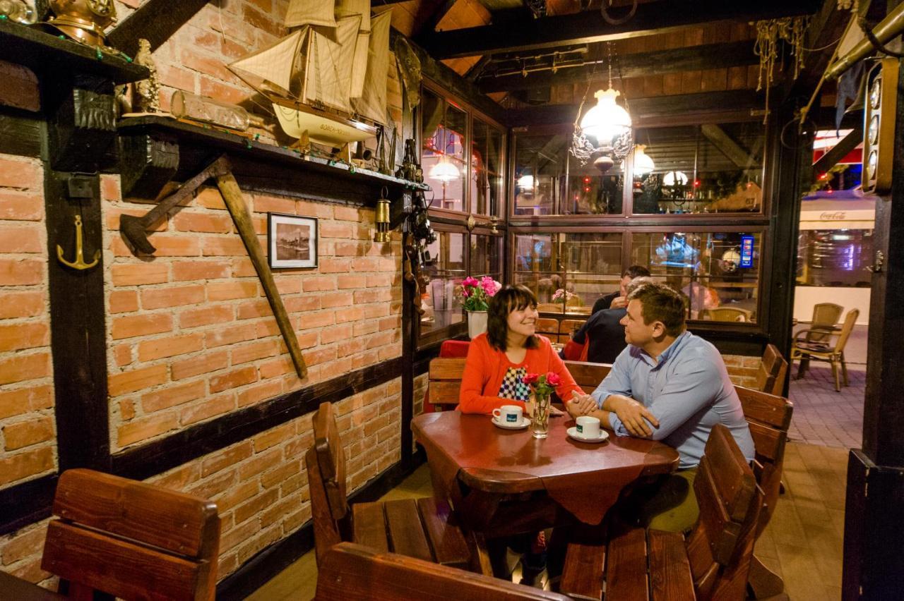 Villa & Restaurant Admiral Nelson Hel Bagian luar foto