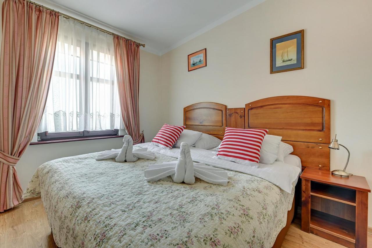 Villa & Restaurant Admiral Nelson Hel Bagian luar foto