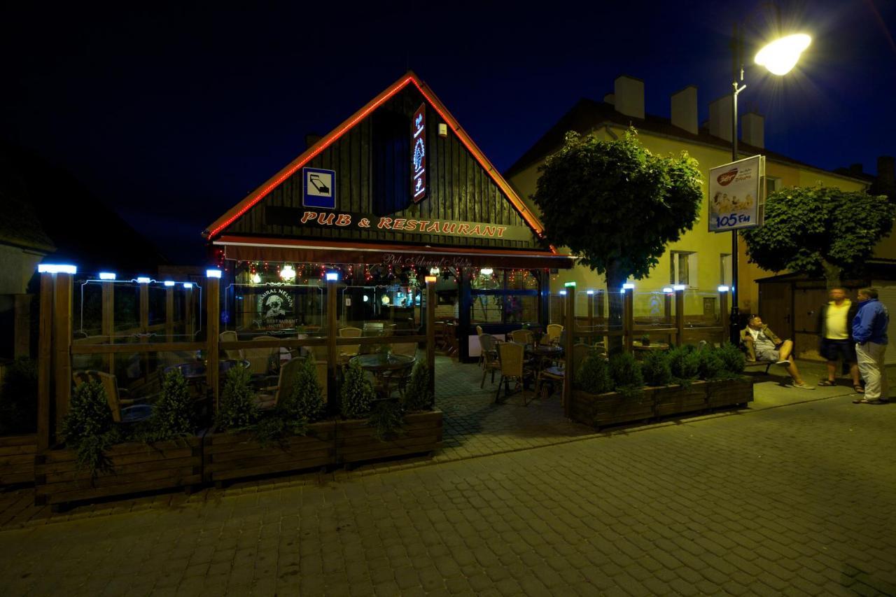 Villa & Restaurant Admiral Nelson Hel Bagian luar foto