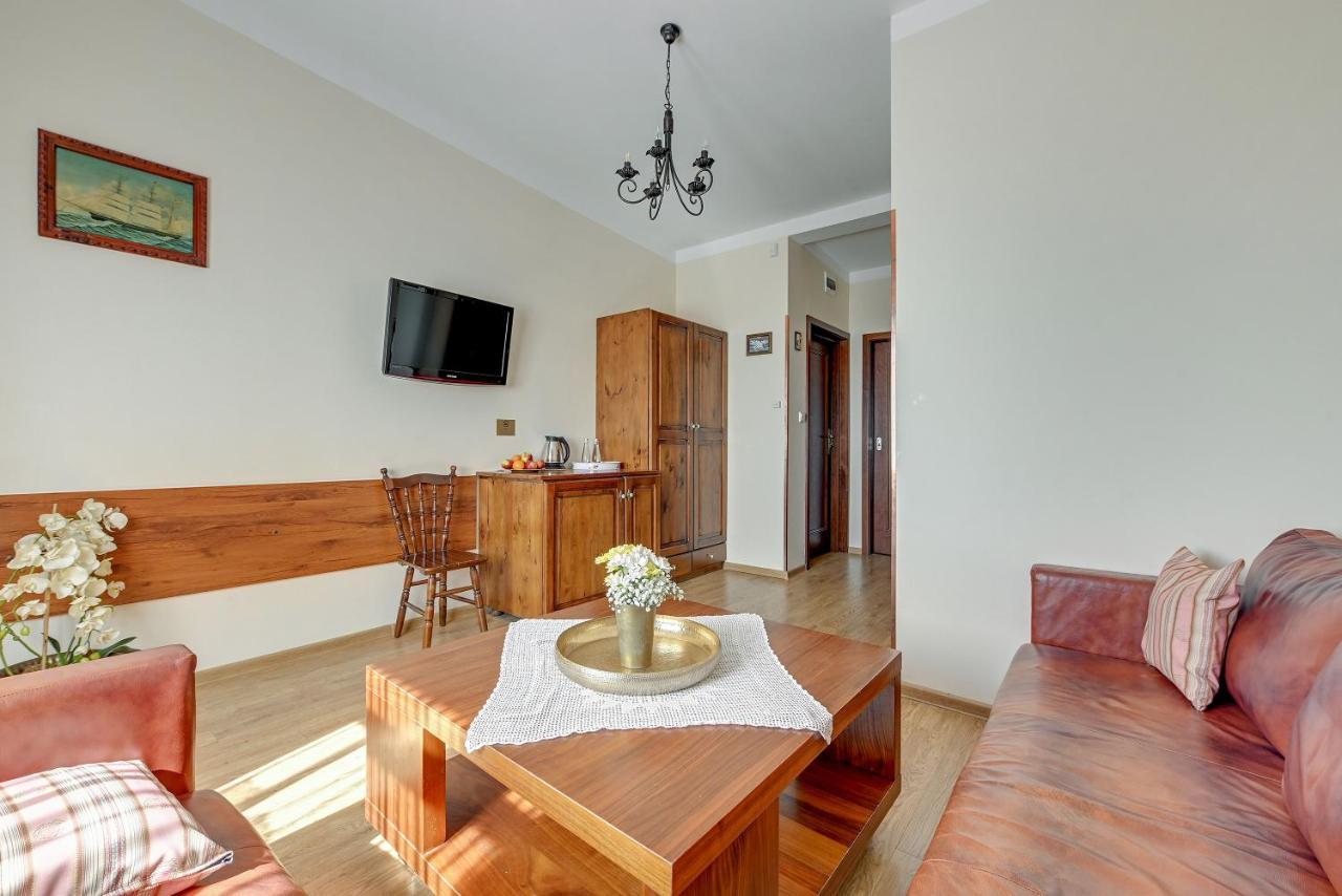 Villa & Restaurant Admiral Nelson Hel Bagian luar foto