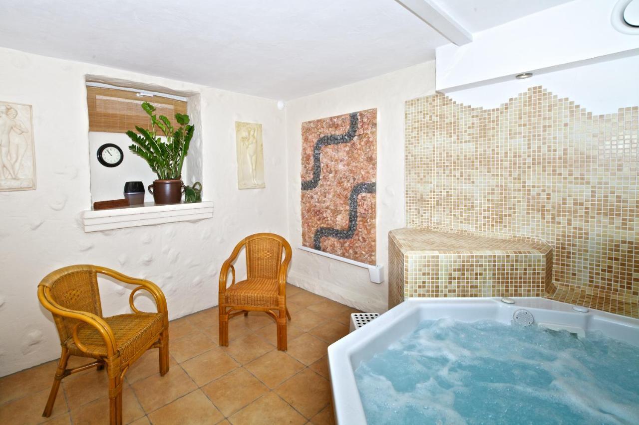 Villa & Restaurant Admiral Nelson Hel Bagian luar foto