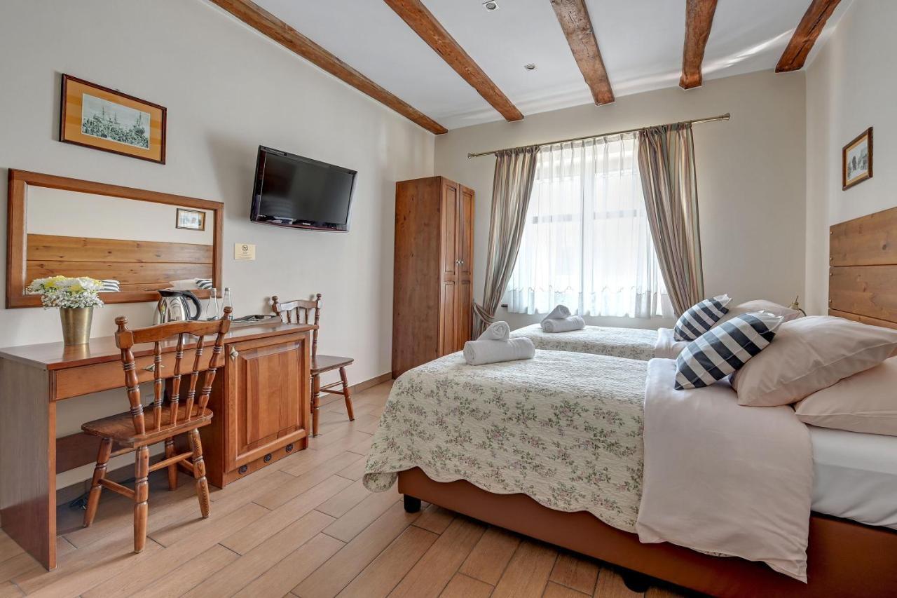 Villa & Restaurant Admiral Nelson Hel Bagian luar foto