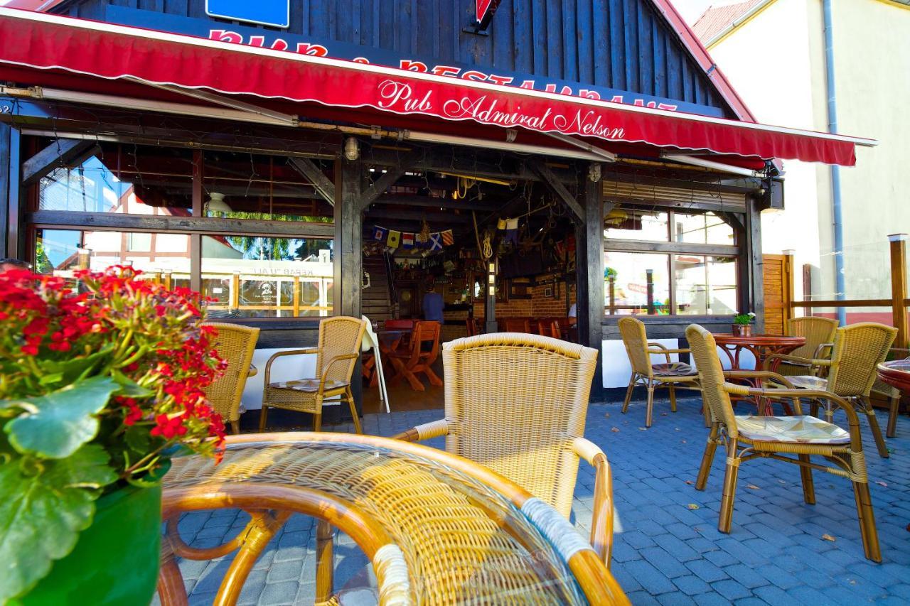 Villa & Restaurant Admiral Nelson Hel Bagian luar foto