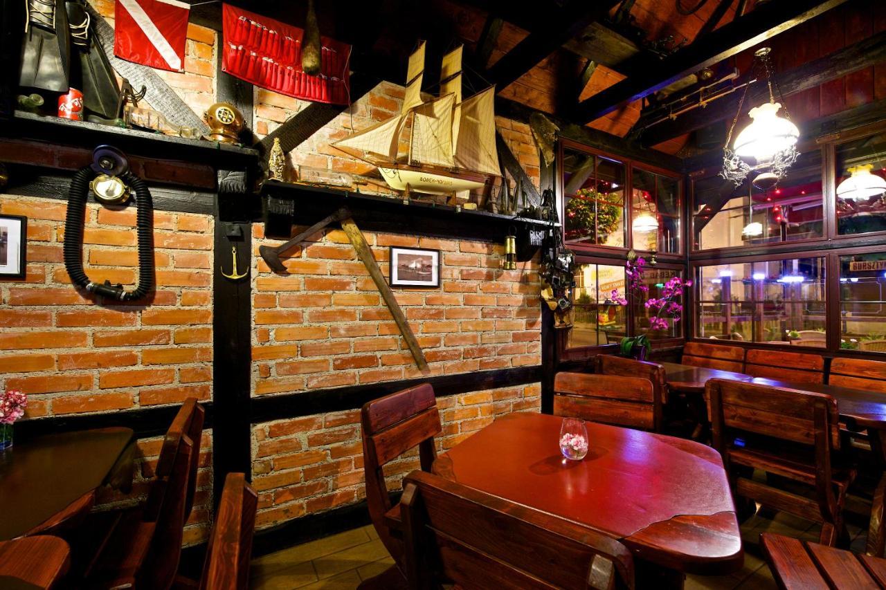 Villa & Restaurant Admiral Nelson Hel Bagian luar foto