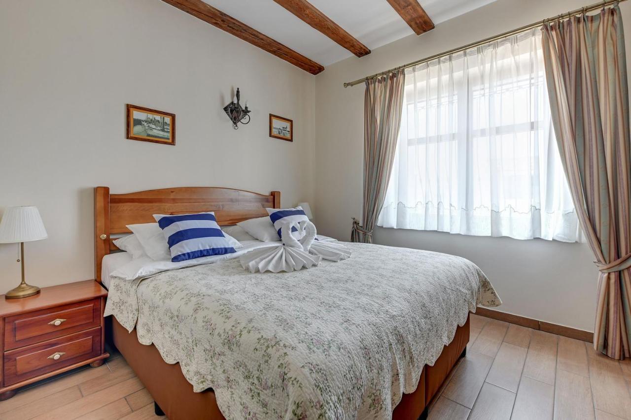 Villa & Restaurant Admiral Nelson Hel Bagian luar foto